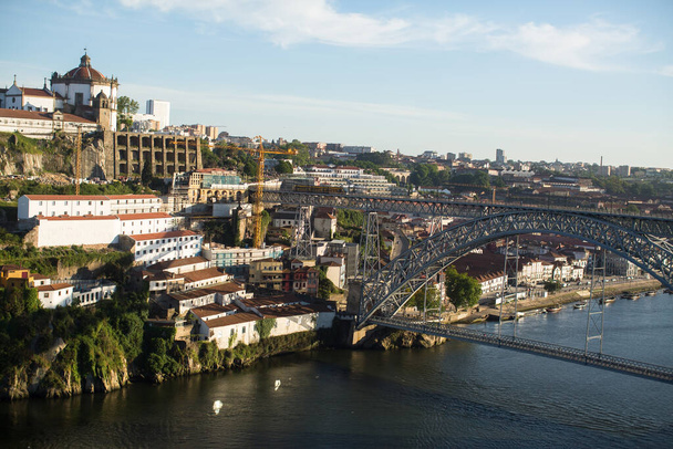 Näkymä Dom Luis I sillalle Douro joen yli ja Vila Nova de Gaian rannalle, Porto, Portugali
. - Valokuva, kuva