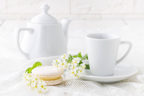 Coffee and French macaroons in white tone - Foto, Bild