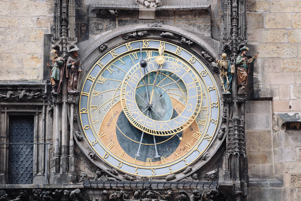 Çek Cumhuriyeti, Avrupa 'da Astronomik Saat Orloj' a yakın çekim. Eski tarz. Prag saat kulesi detayı. Prag saatini eski belediye binasına çevirin. Çek Cumhuriyeti, Prag 'da Tyn' den önce Meryem Ana 'nın Belediye Kilisesi. - Fotoğraf, Görsel