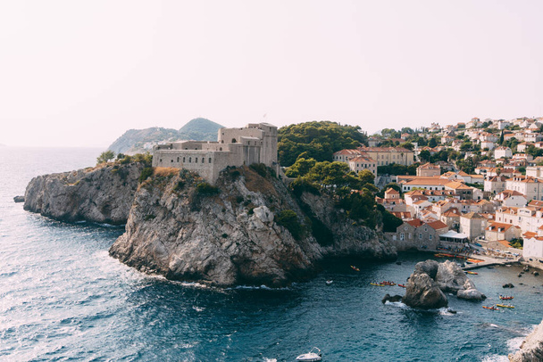 Näkymä vanhan Dubrovnikin kaupungin seinältä linnakkeessa Lovrijenacin linnoitus kalliolla ja laiturilla laiturilla
. - Valokuva, kuva
