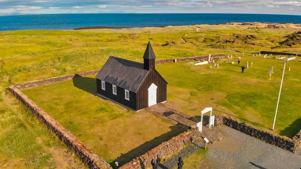 Die Schwarze Kirche von Budir, Island. Luftaufnahme bei Sonnenuntergang von der Drohne. - Foto, Bild