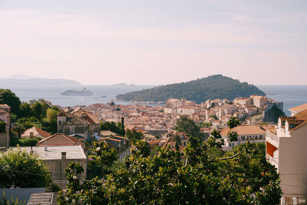 Старе місто Дубровник на тлі острова Локрум і круїзний лайнер на світанку.. - Фото, зображення