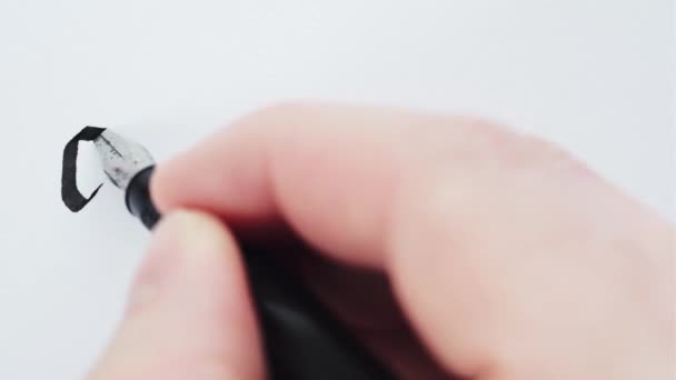 Handgeschreven woord Garantie. Mannelijke handen schrijven met een pen. Kalligrafie close-up. - Video