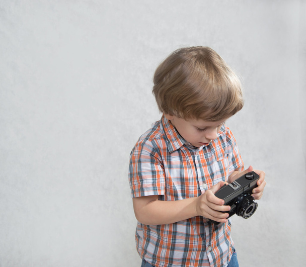 Niño con una cámara - Foto, Imagen