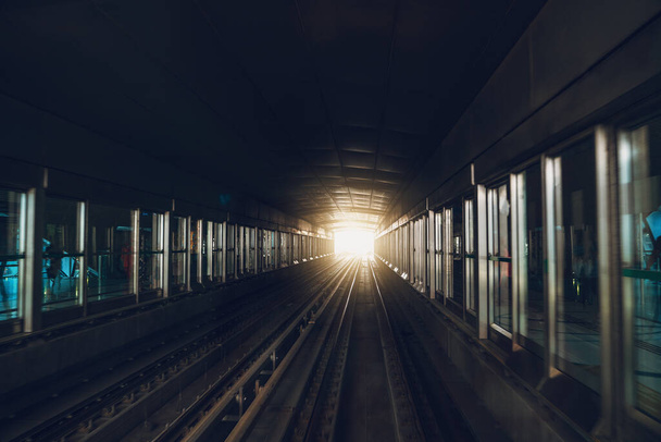Metropolitana di Dubai all'interno, piattaforma della stazione della metropolitana, vista da treno, corridoio o vista tunnel con prospettiva - Foto, immagini