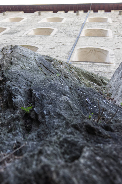 Bir kaya çıkıntısından görünen bir ortaçağ kalesi profili - Fotoğraf, Görsel