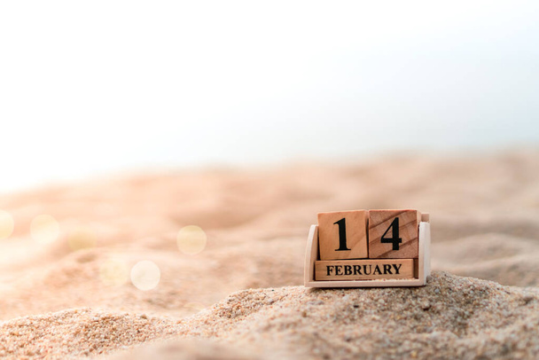 Ξύλο τούβλο μπλοκ δείχνουν ημερομηνία και μήνα ημερολόγιο της 14ης Φεβρουαρίου ή ημέρα του Αγίου Βαλεντίνου. Εορτασμός και διακοπές μεγάλο Σαββατοκύριακο έννοια σεζόν. - Φωτογραφία, εικόνα