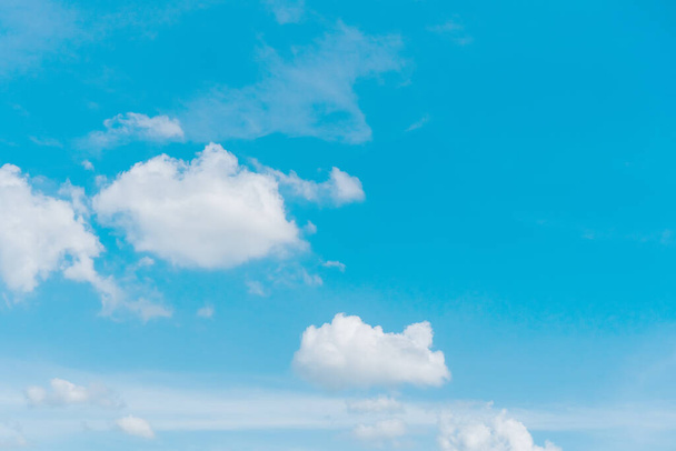Kopiuj przestrzeń lato błękitne niebo i białe chmury abstrakcyjne tło. - Zdjęcie, obraz