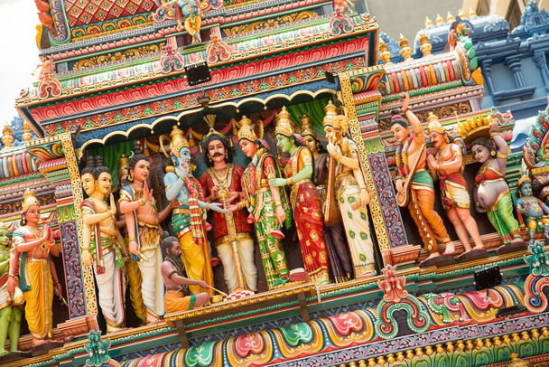 Ινδουιστικό ναό πρόσοψη πολύχρωμες λεπτομέρειες στη Σιγκαπούρη - Φωτογραφία, εικόνα