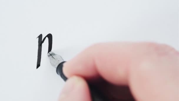Handgeschreven woord Pardon. Mannelijke handen schrijven met een pen. Kalligrafie close-up. - Video
