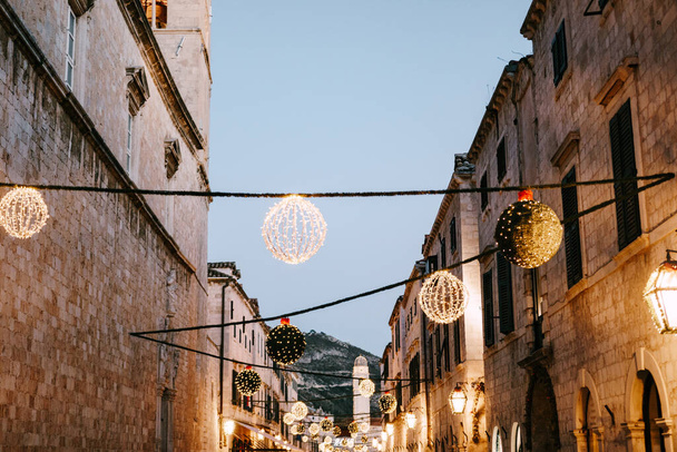 Weihnachtsdekoration auf dem Platz der Altstadt von Dubrovnik in Kroatien für das neue Jahr. - Foto, Bild