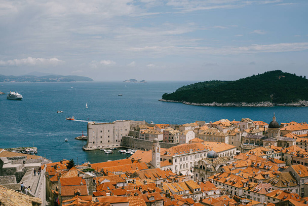 Vista desde la pared de los tejados de la ciudad vieja de Dubrovnik, el campanario del monasterio dominicano, la cúpula de la iglesia de San Vlah y la Catedral de la Asunción de la Virgen María
 - Foto, imagen
