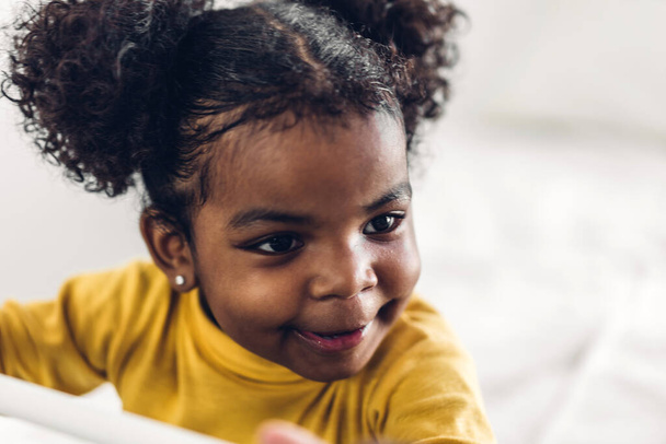 Retrato de feliz sorrindo pequena criança afro-americana menina
 - Foto, Imagem