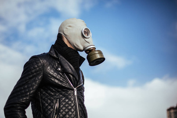 close up. casual guy in a gas mask - Foto, afbeelding
