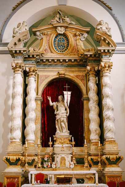 クロアチア・ドゥブロヴニクの旧市街にある聖降誕教会の内部。大理石の柱の間の教会祭壇にイエス・キリストの像. - 写真・画像