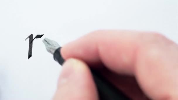 Schrijven van het woord Request. Mannelijke handen schrijven met een pen. Kalligrafie close-up. - Video