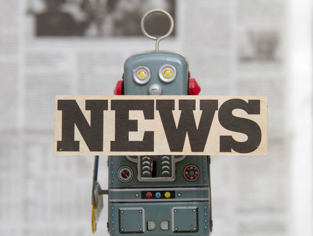 Концепция новостей с роботом-ретро-игрушкой
 - Фото, изображение