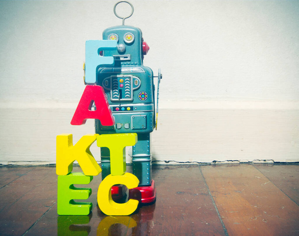 Holzbuchstaben auf Holzboden und Retro-Roboterspielzeug - Foto, Bild