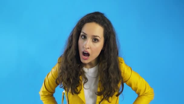A very angry and frustrated woman in Studio with blue Background. - Filmagem, Vídeo