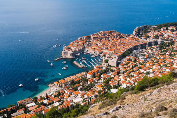 Luftaufnahme der Altstadt von Dubrovnik von der Aussichtsplattform auf dem Berg über der Stadt. Drehort. Der Blick auf die Stadt basiert auf dem Royal Harbor. - Foto, Bild