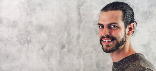 Portré mosolygós boldog jóképű szakállas hipster man modell másolási hely banner hozzáadása szöveg fehér fal háttér - Fotó, kép