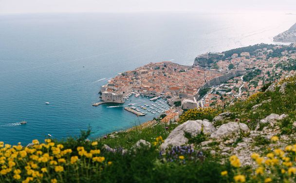 Bovenaanzicht vanuit de lucht op de oude stad Dubrovnik, vanaf het observatiedek op de berg boven de stad. Filmlocatie. Het uitzicht op de stad is gebaseerd op de Koninklijke Haven. - Foto, afbeelding