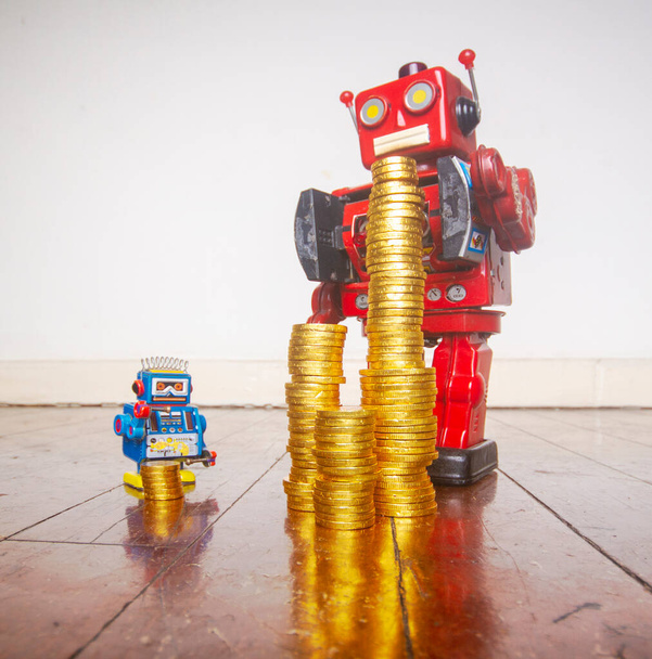 Vintage robot oyuncakları ve para brüt eşitsizlik kavramı.  - Fotoğraf, Görsel