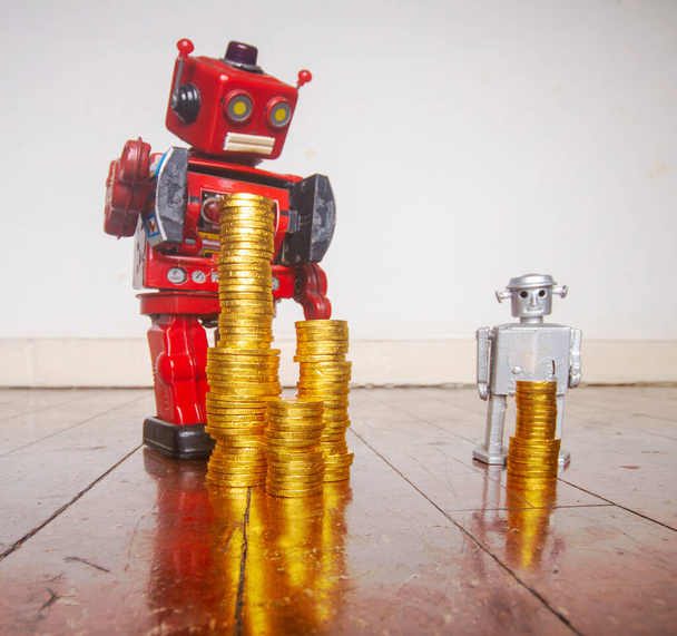 altes Roboterspielzeug und dort Geld Bruttoungleichheit Konzept  - Foto, Bild