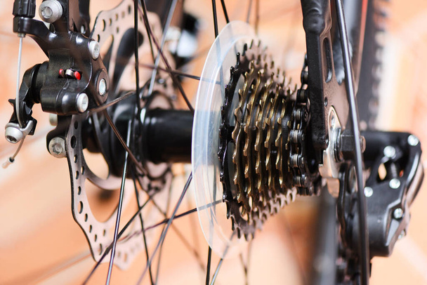 Hinterrad und Kette im Mountainbike / Die hintere Scheibenbremse Fahrrad, Fahrrad-Getriebe - Foto, Bild