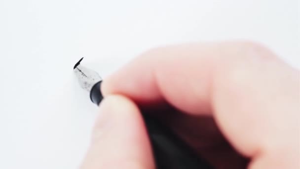 Escrita de palavra Estigma. Mãos masculinas a escrever com uma caneta. Caligrafia close-up
. - Filmagem, Vídeo