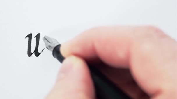 Schrijven van woord Welkom. Mannelijke handen schrijven met een pen. Kalligrafie close-up. - Video