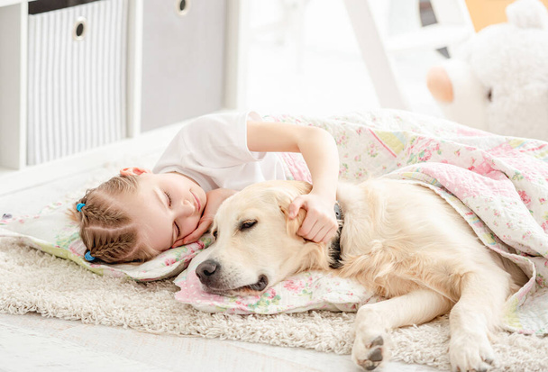 Kleines Mädchen mit Hund unter Decke - Foto, Bild