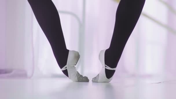 A balerina tánca. Női balett táncos táncol pointe cipő a stúdióban. - Felvétel, videó