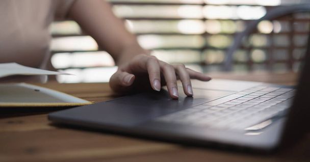 仕事やオンライン学習のためのキーボードの自宅のオフィスの手で働く女性を閉じる - 写真・画像