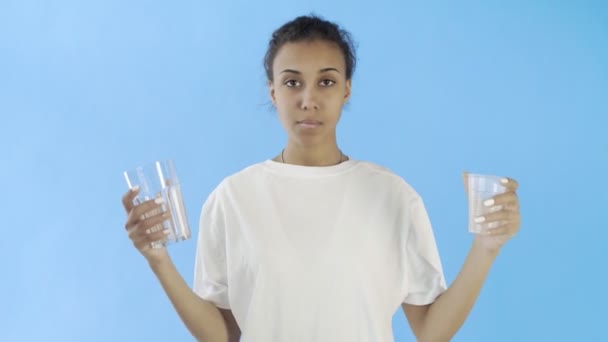 Afro-American Girl Activist With plastic and glass cups on blue background - Imágenes, Vídeo