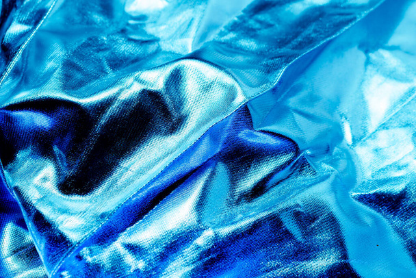 Jasnoniebieska folia holograficzna w tle. Wielokolorowe modne tło. Widok poziomy Copyspace - Zdjęcie, obraz
