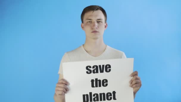 青の背景に惑星のポスターを保存する若い男の活動家 - 映像、動画