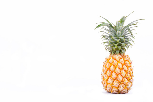  ананас высокий витамин С фрукты на белом фоне здоровый ананас фрукты пищи изолированы
 - Фото, изображение