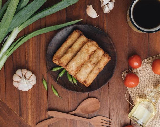 インドネシアのクリスピー揚げ野菜春巻き/ライズス - 写真・画像