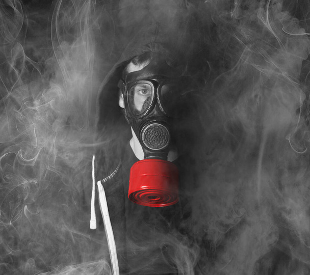 Mies kaasunaamarissa savussa, valkoinen savu, punainen suodatin
 - Valokuva, kuva