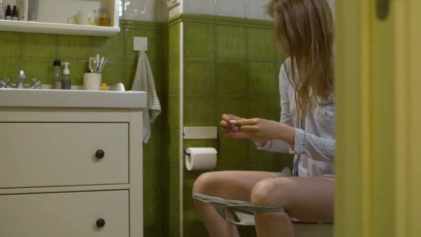 Woman doing pregnancy test - Imágenes, Vídeo