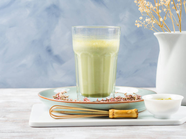 Zelená matcha čaj latté nápoj ve vysokém skle - Fotografie, Obrázek