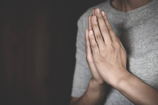 Respekt, Frau, betende Hände mit dem Glauben an die Religion. Namaste oder Namaskar Hände Geste, Gebetsposition - Foto, Bild