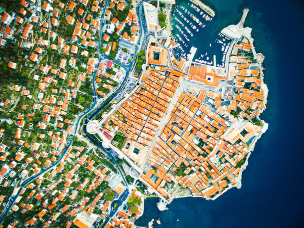 Dubrovnik légi kilátás felülről a régi város és a falak. Szerkezet és házak Horvátországban hostorical helyeken. 20203 - Fotó, kép