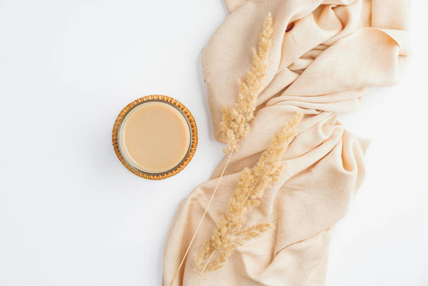 Composição de outono com xícara de café, cobertor bege e flores secas na mesa branca. Deitado plano, vista superior. Estilo Hygge ou boho, outono conceito de queda
 - Foto, Imagem
