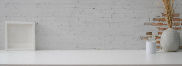 Beyaz masa üzerinde kopya alanı, kupa, çerçeve ve seramik vazo ile minimal ev iç tasarımı görünümünü kapat - Fotoğraf, Görsel