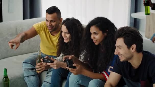 Группа улыбающихся друзей, играющих на игровой консоли. Съемка с красной гелиевой камерой в 8K
 - Кадры, видео