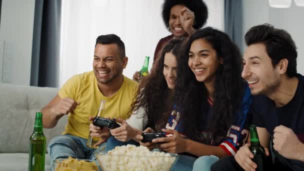 Emocionado grupo de amigos jugando en la consola de juegos. Fotografía con cámara de helio RED en 8K
 - Metraje, vídeo