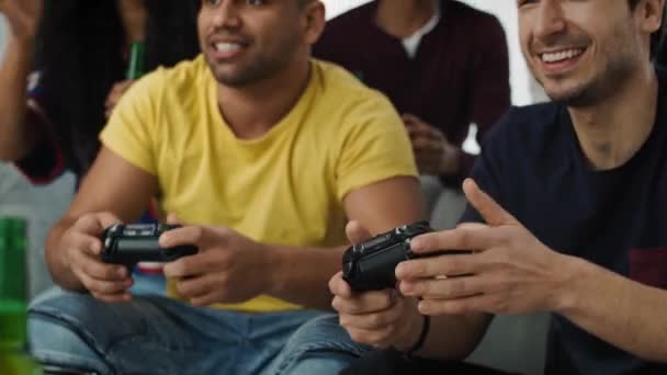 Grupa przyjaciół bawiących się podczas gry na konsoli do gier. Nakręcony aparatem hel RED w rozdzielczości 8K - Materiał filmowy, wideo