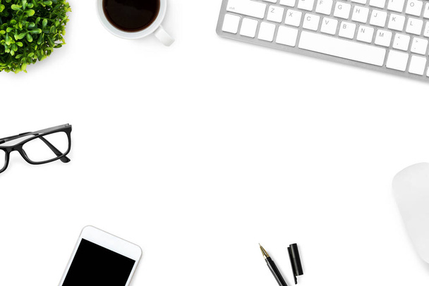 Bílý kancelářský stůl s bílým smartphonem s prázdnou obrazovkou, notebookem, notebookem a zásobami. - Fotografie, Obrázek